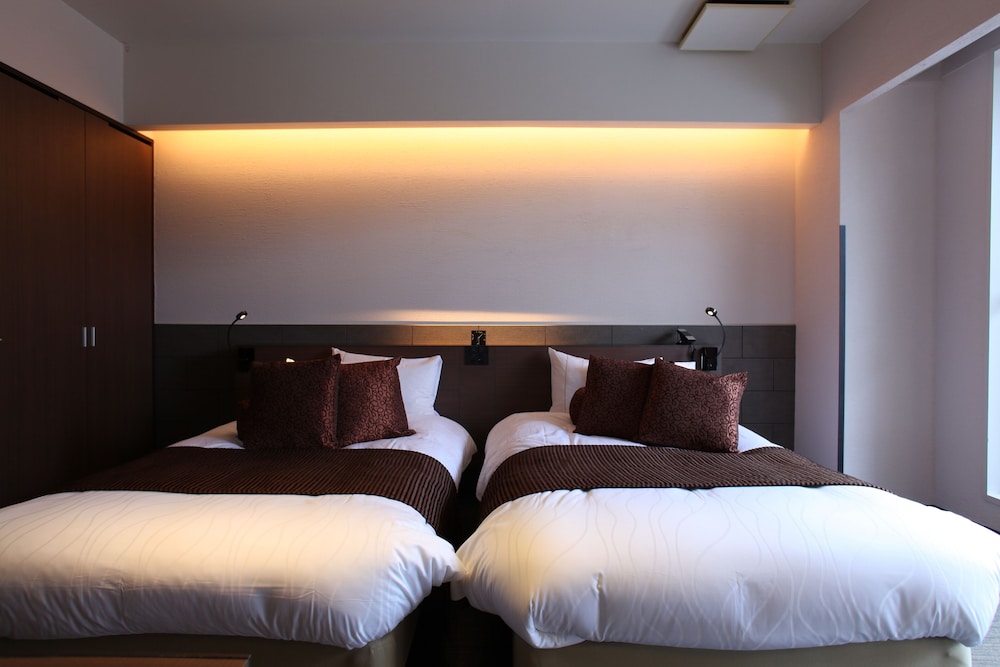 2 FUTON BEDS
