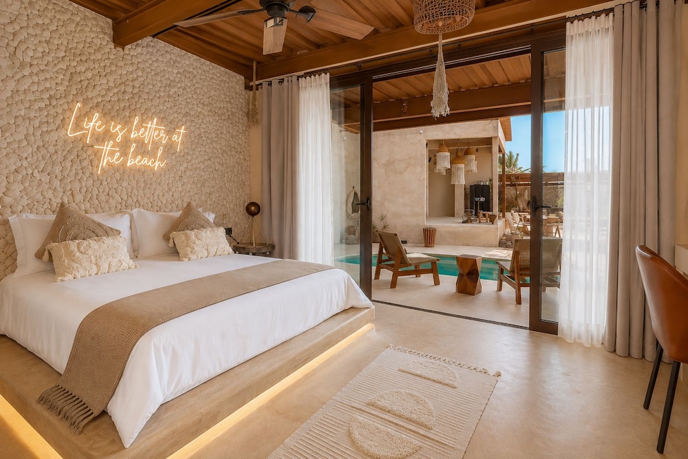 Senior, Queen Bed, Pool View, Ground Floor
