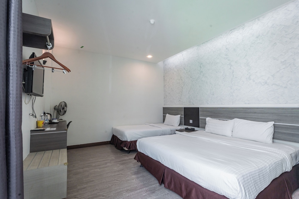 Indra Hotel 33/58