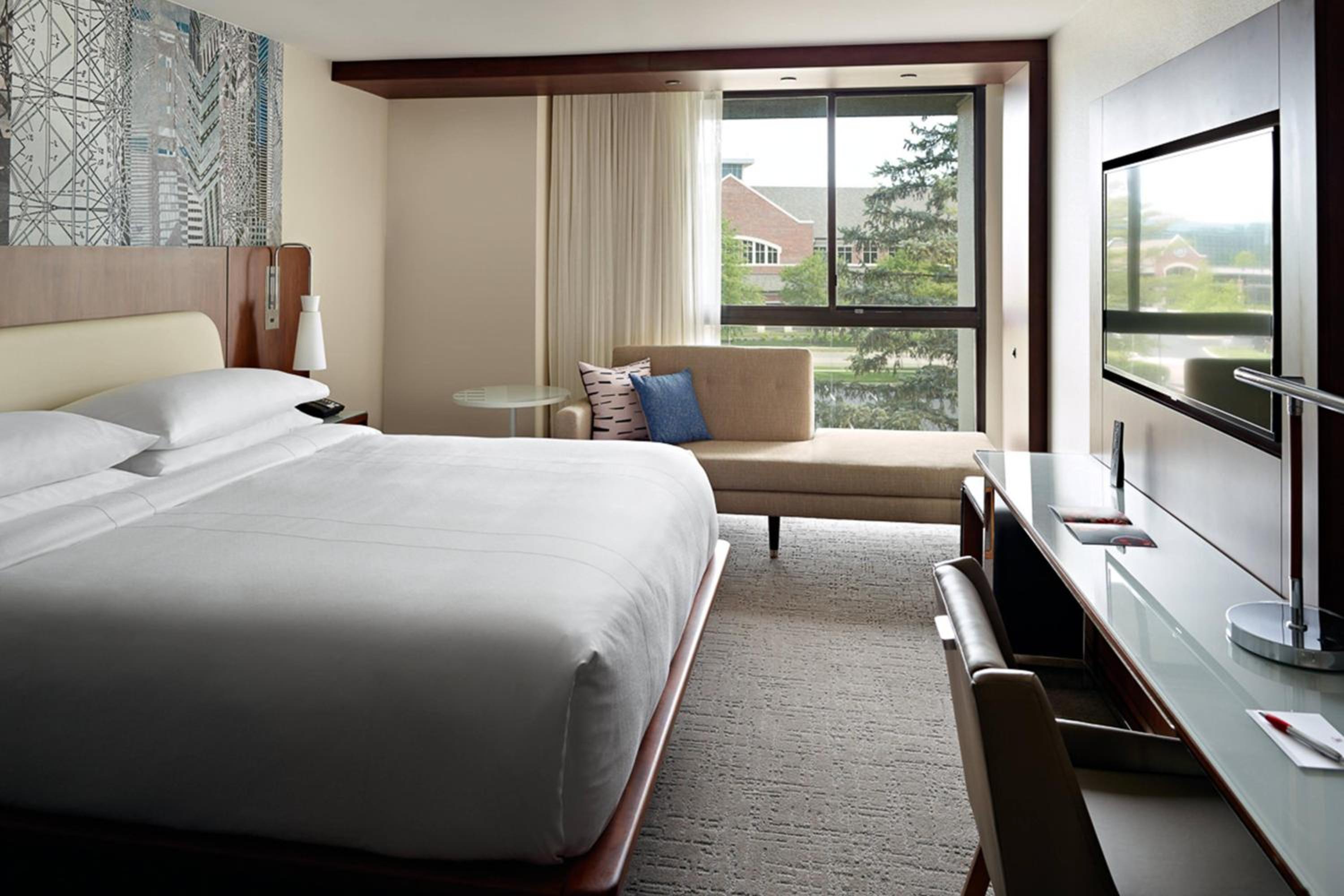 Concierge, King or Queen Bed