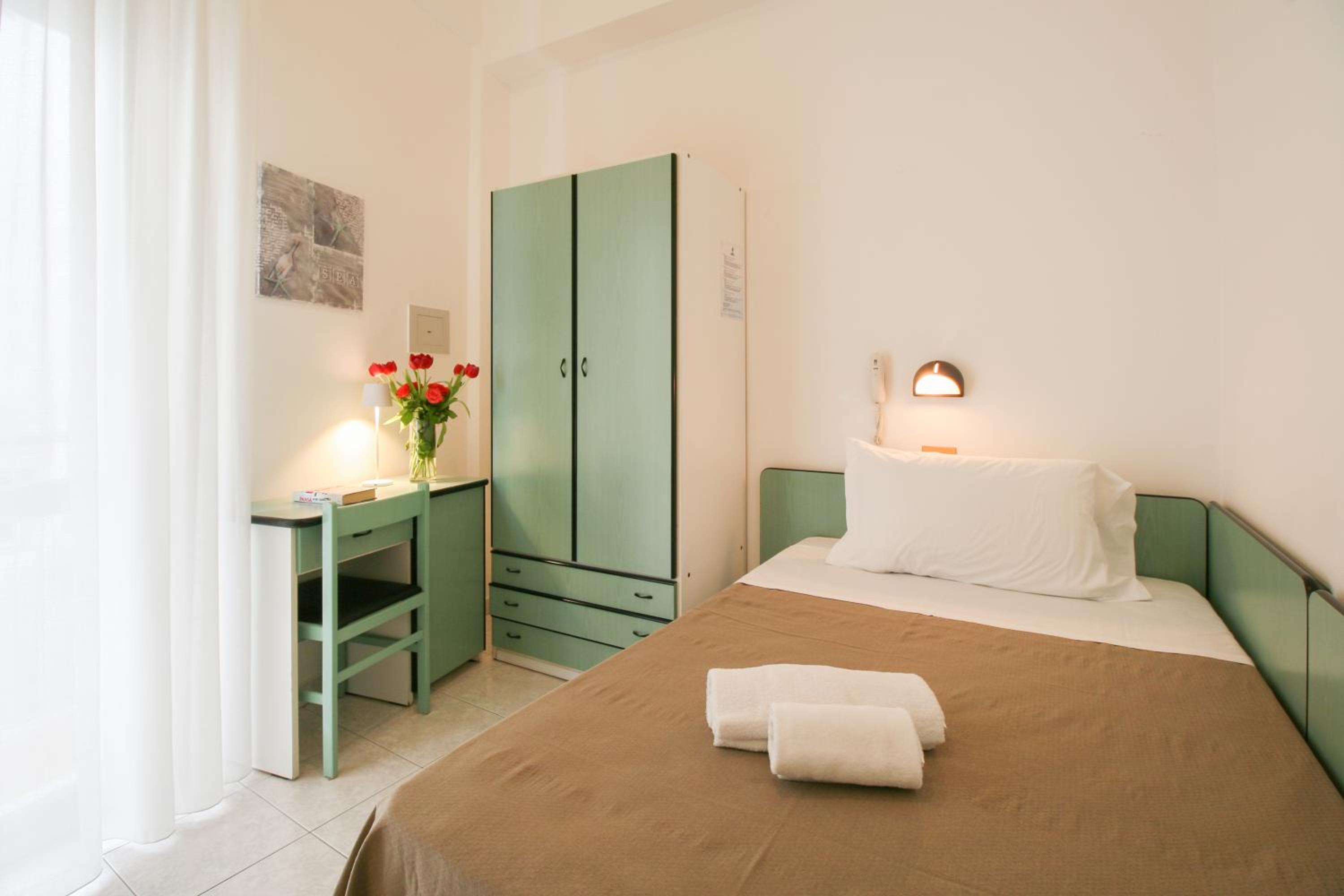 ROOM, SINGLE