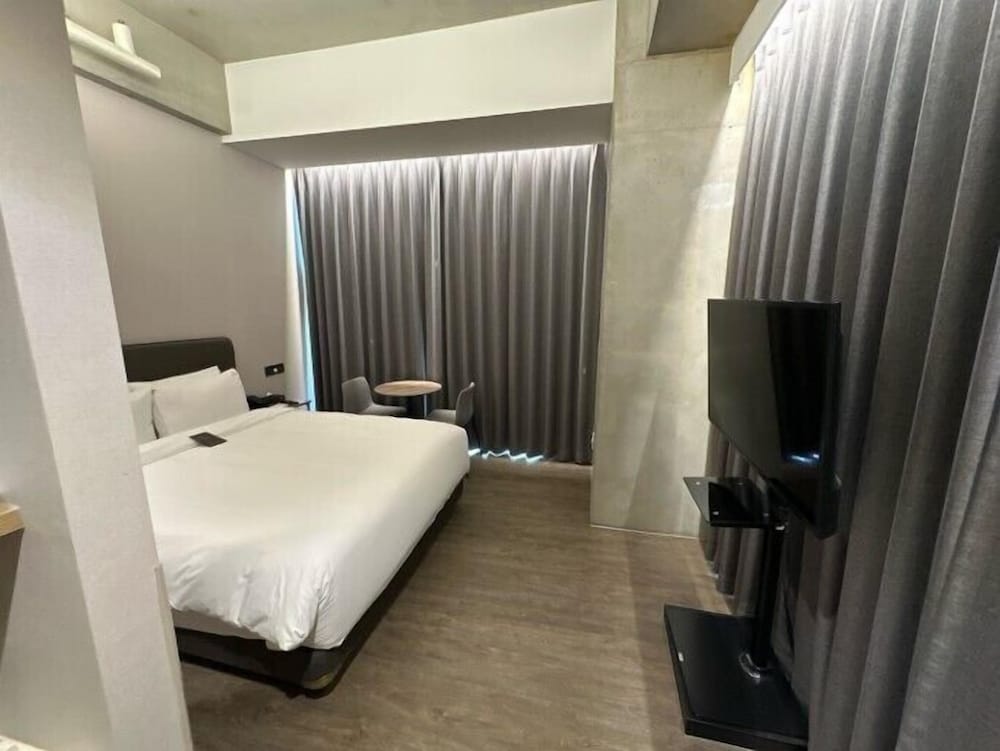 Hotel In 9 29/66