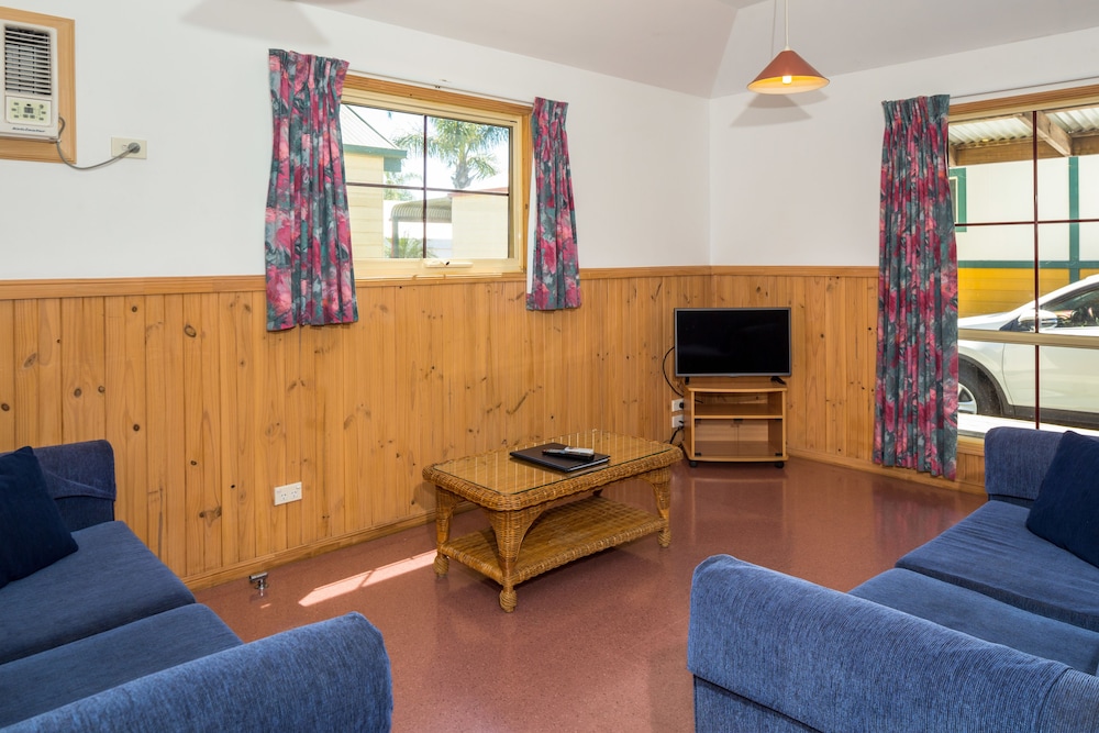 Coachhouse Marina Resort 30/50