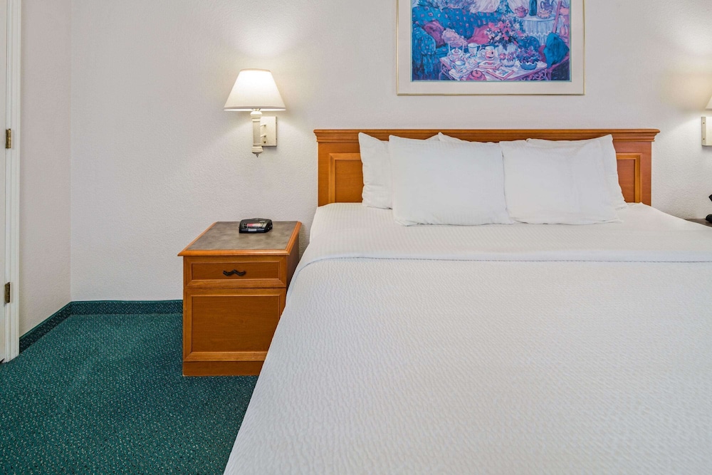 Days Inn by Wyndham San Diego Vista 24/46