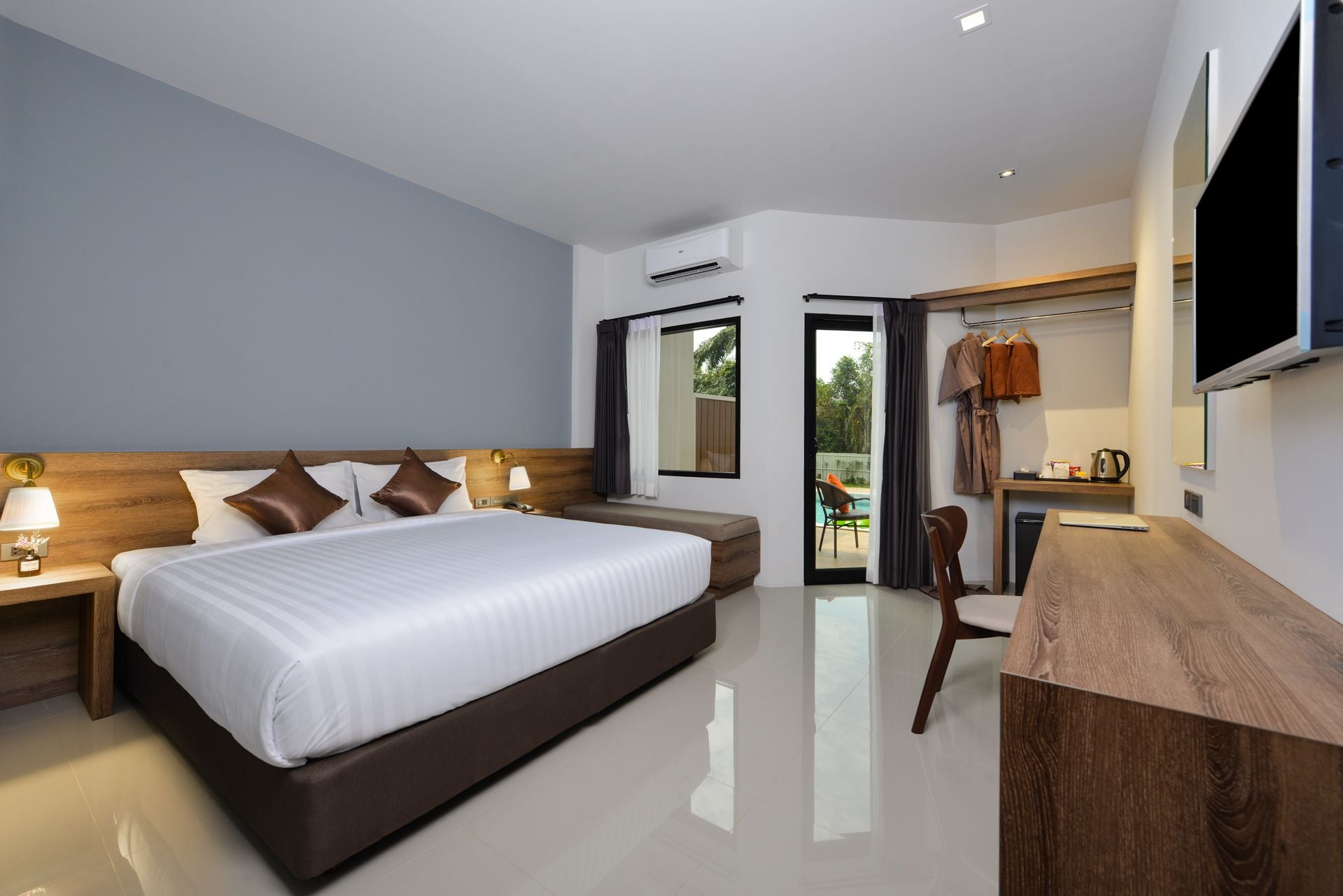 Deluxe, King Bed, Pool Access