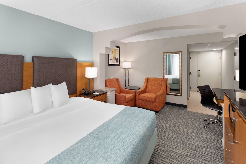 SUITE, KING BED, BATHTUB, ACCESSIBLE