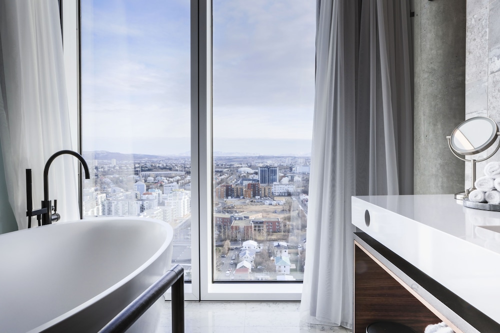 suite, bathtub