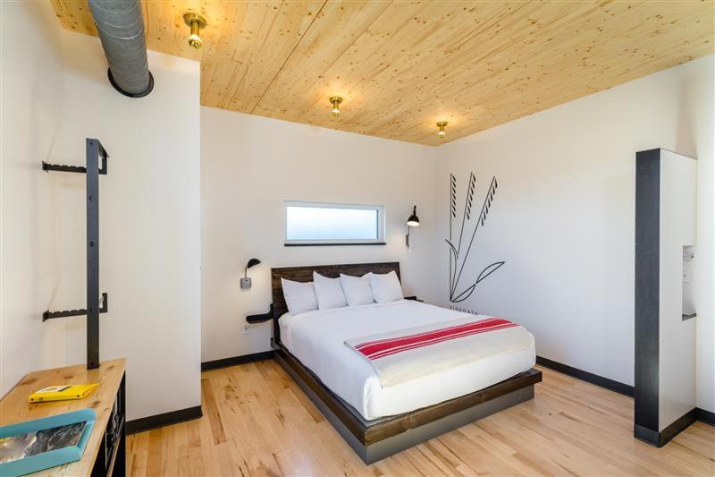 Standard, Queen Bed