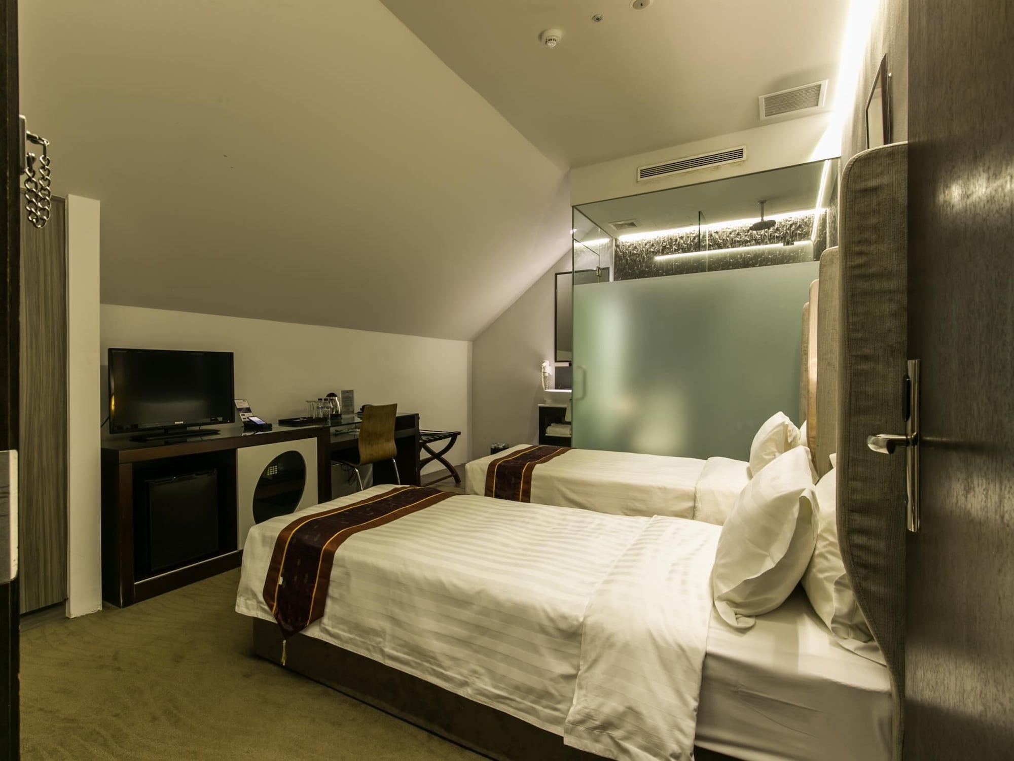SUPERIOR, TWIN BEDS, NO WINDOW
