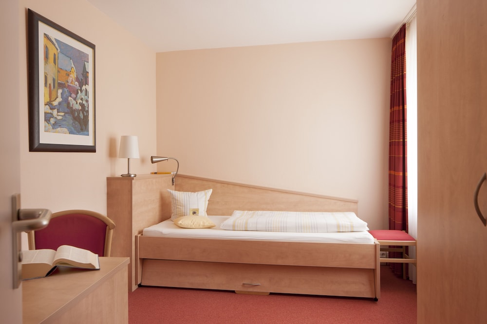 ROOM, SINGLE