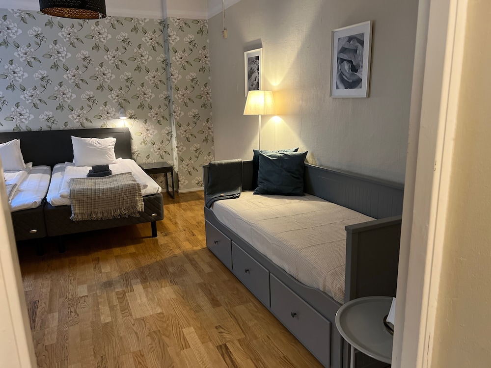 غرفة عائلية بسريرين منفصلين وسرير كينج مع أريكة، Hotel Sirius 2/7