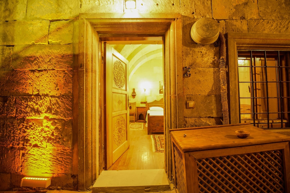 Vineyard Cave Hotel 69/98