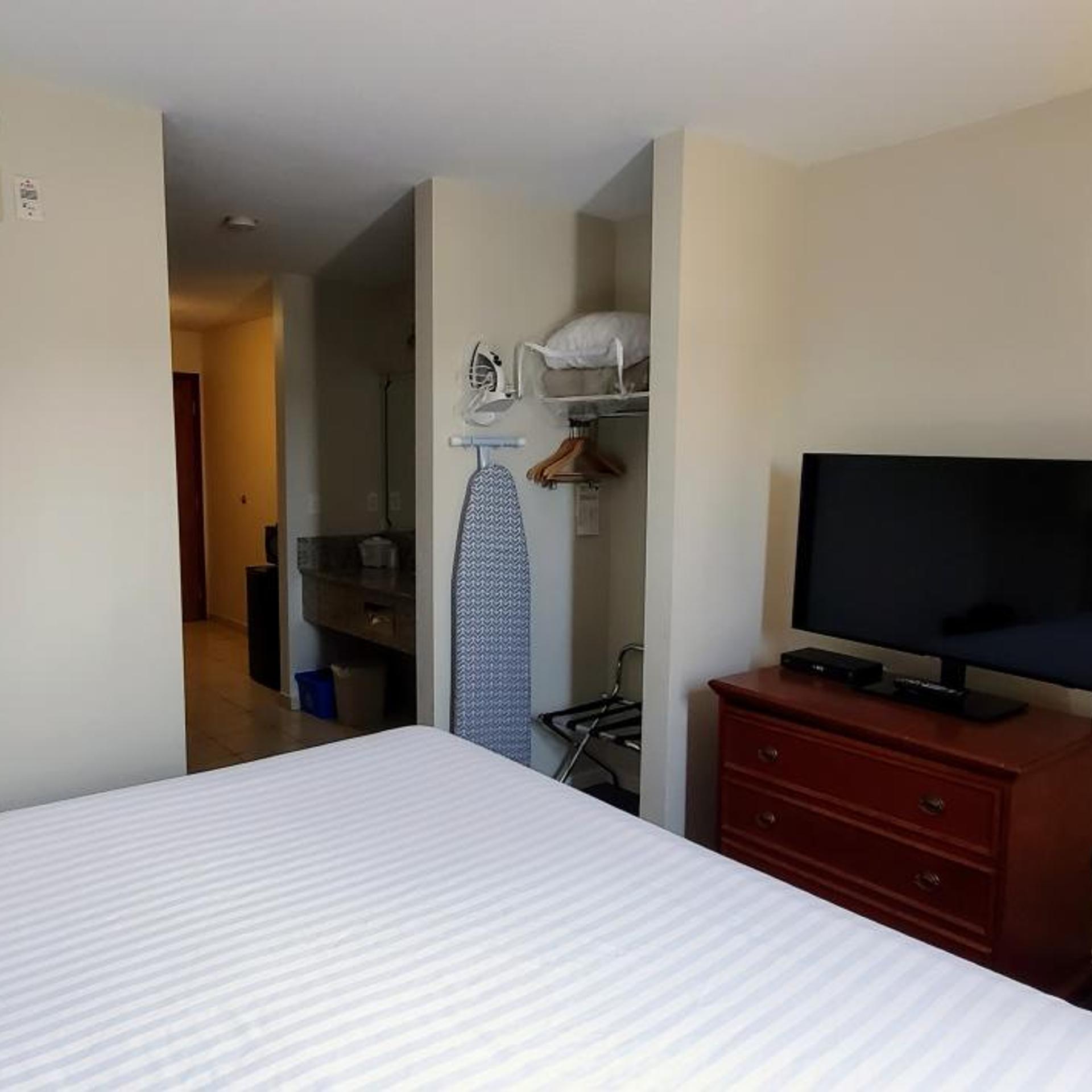 جناح ديلوكس بسرير كينج، Travelodge By Wyndham Stony Plain 3/8