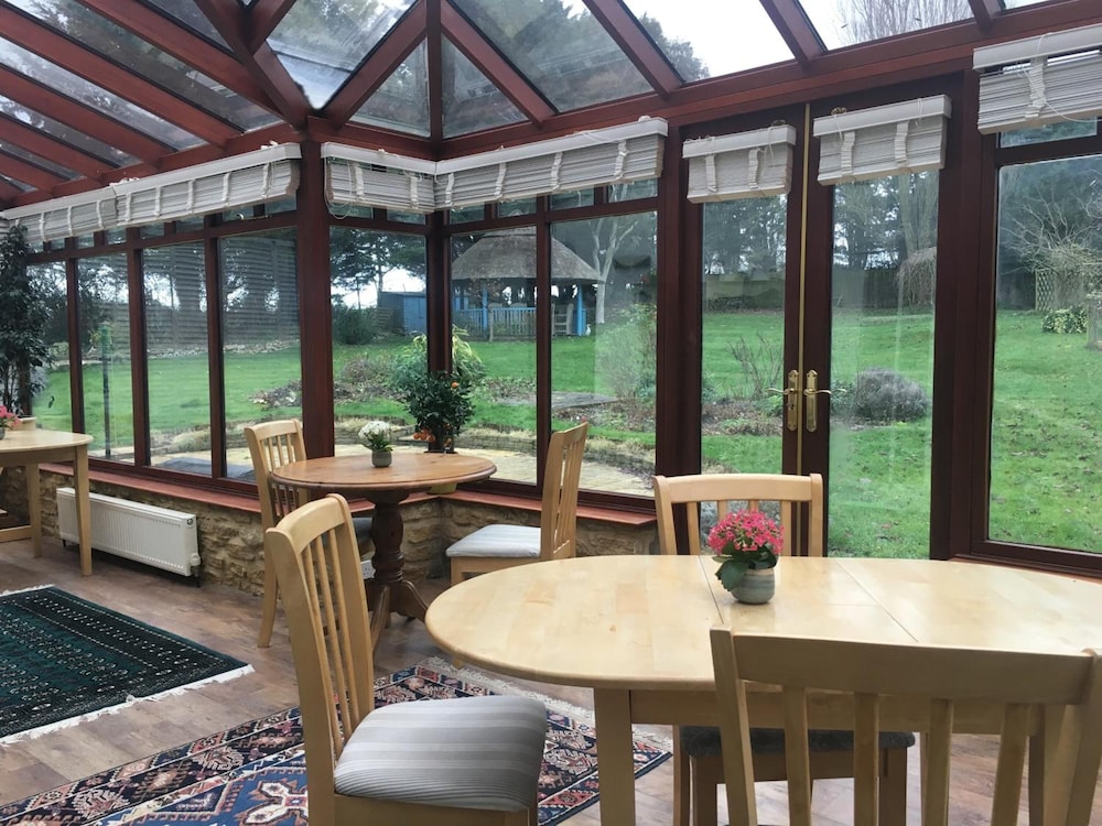 Stoneleigh Barn Bed And Breakfast 12/25