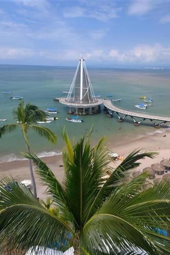 Emperador Vallarta Beachfront Hotel and Suites 63/74