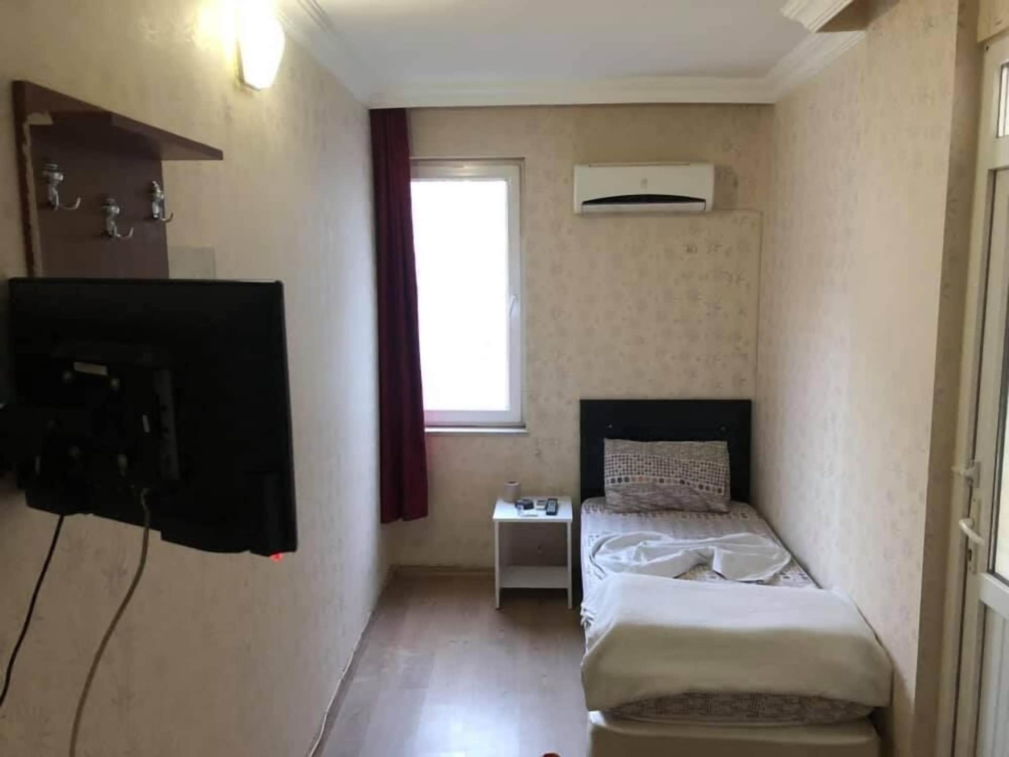 ROOM, SINGLE, PRIVATE BATHROOM
