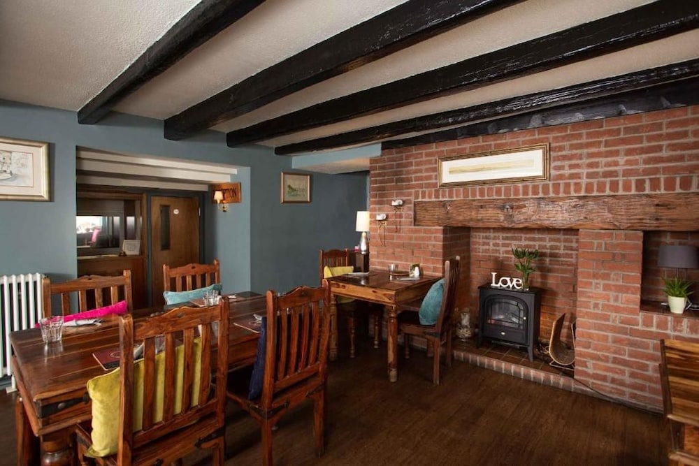 Queens Head Hotel 50/51