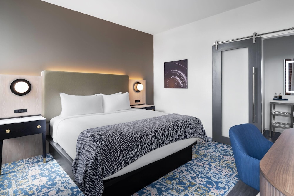 PREMIER, SUITE, KING BED