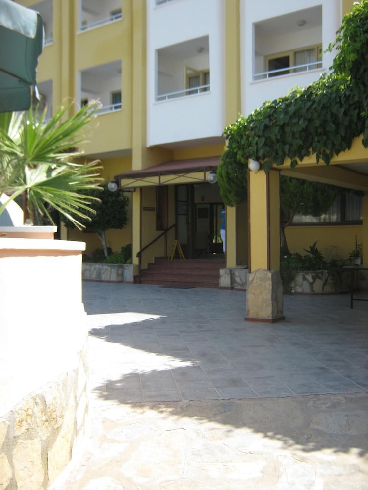 OYA APARTMENTS 46/50