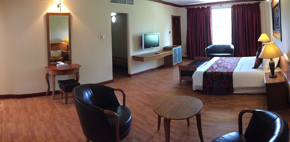 GOLF COURSE HOTEL 36/42