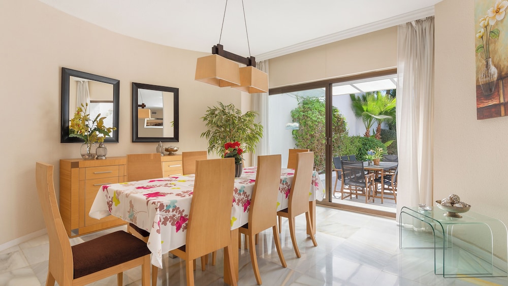 Host Villas & Suites 47/50