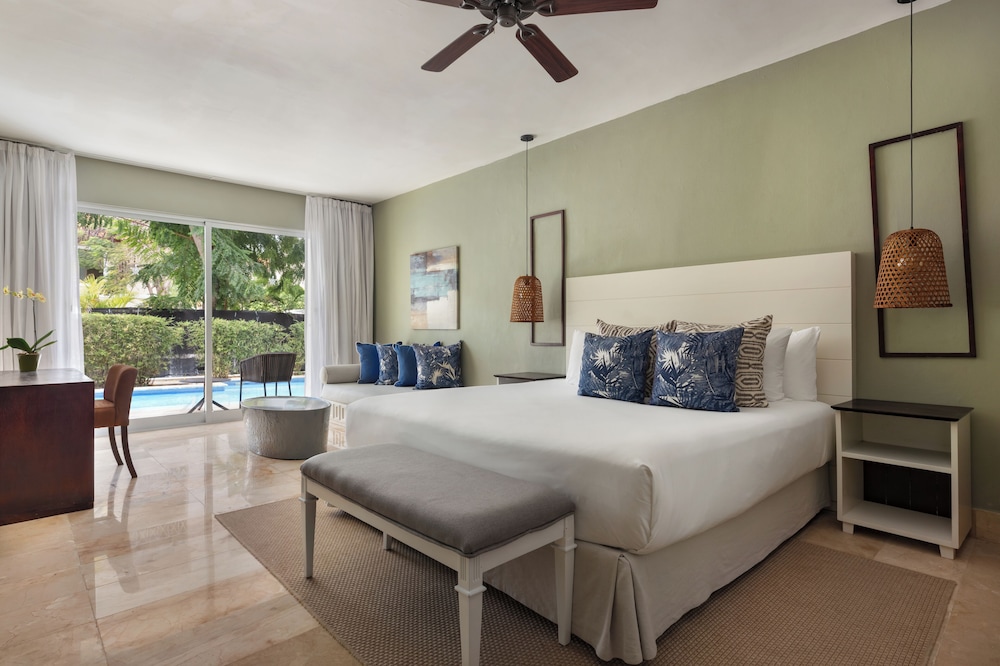 Sun Club, Swim Out, Junior Suite, King Bed, Adult Only