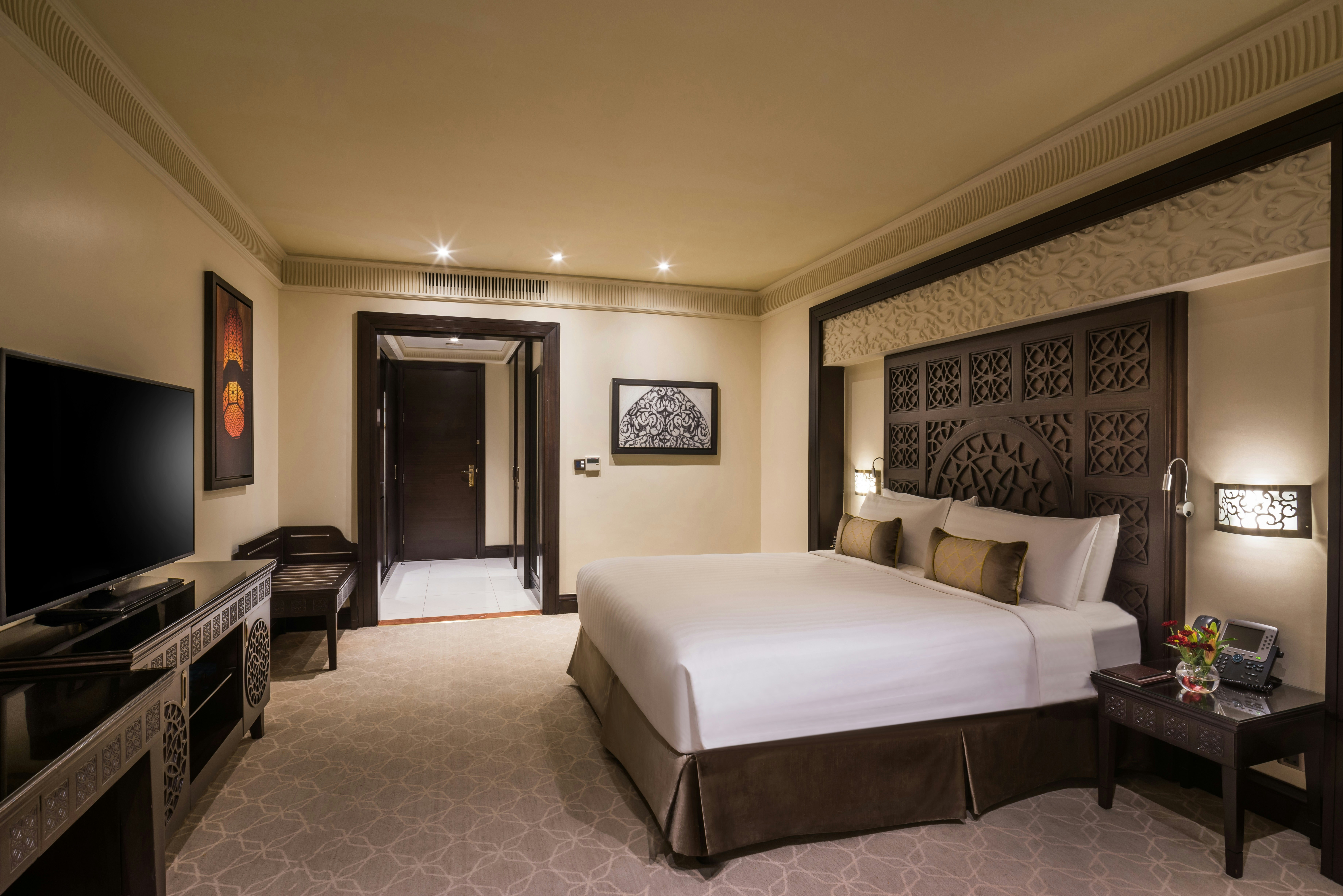 EXECUTIVE ROOM
