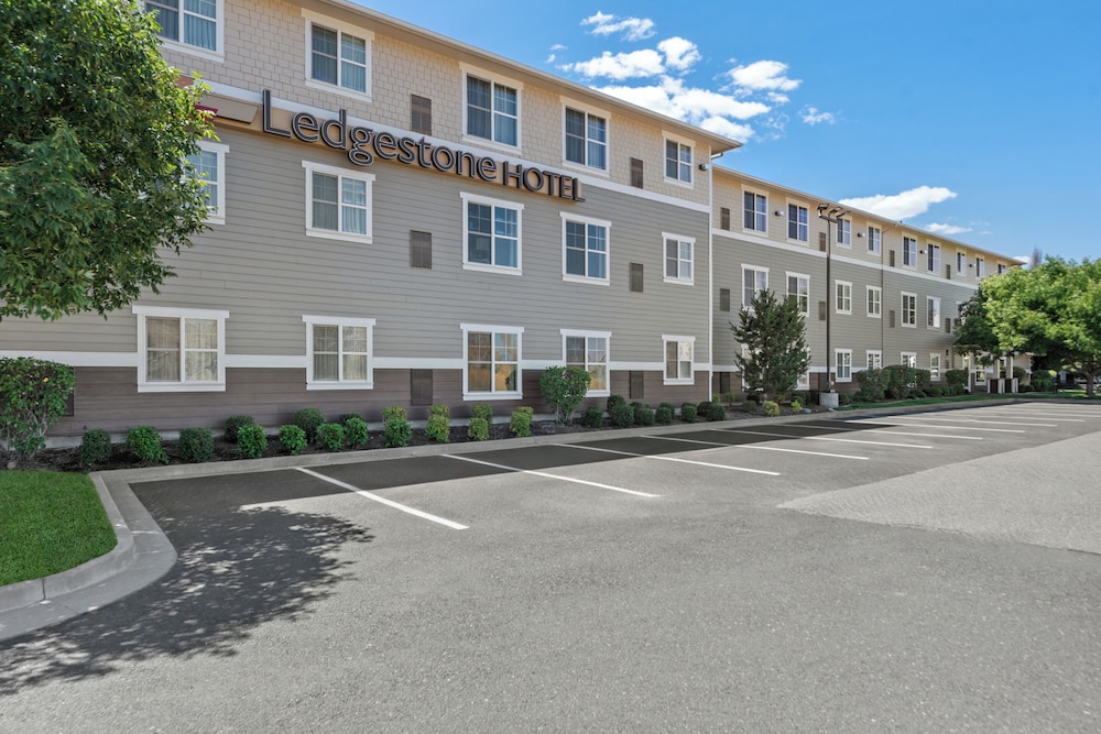 Ledgestone Hotel 59/68