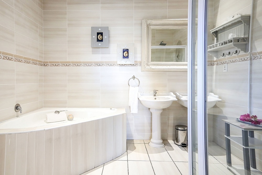Misty Waves Boutique Hotel 76/79