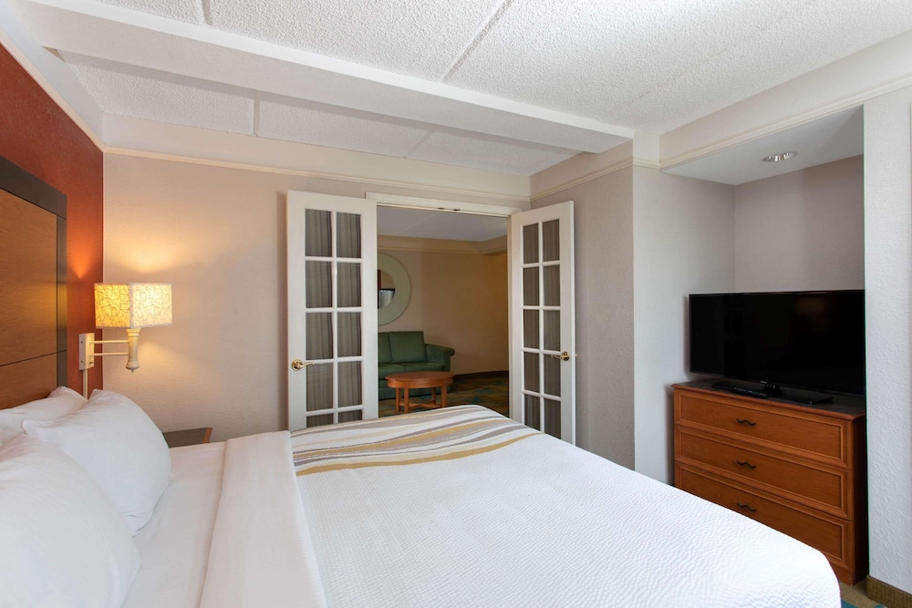La Quinta Inn & Suites by Wyndham Jacksonville Butler Blvd 15/55