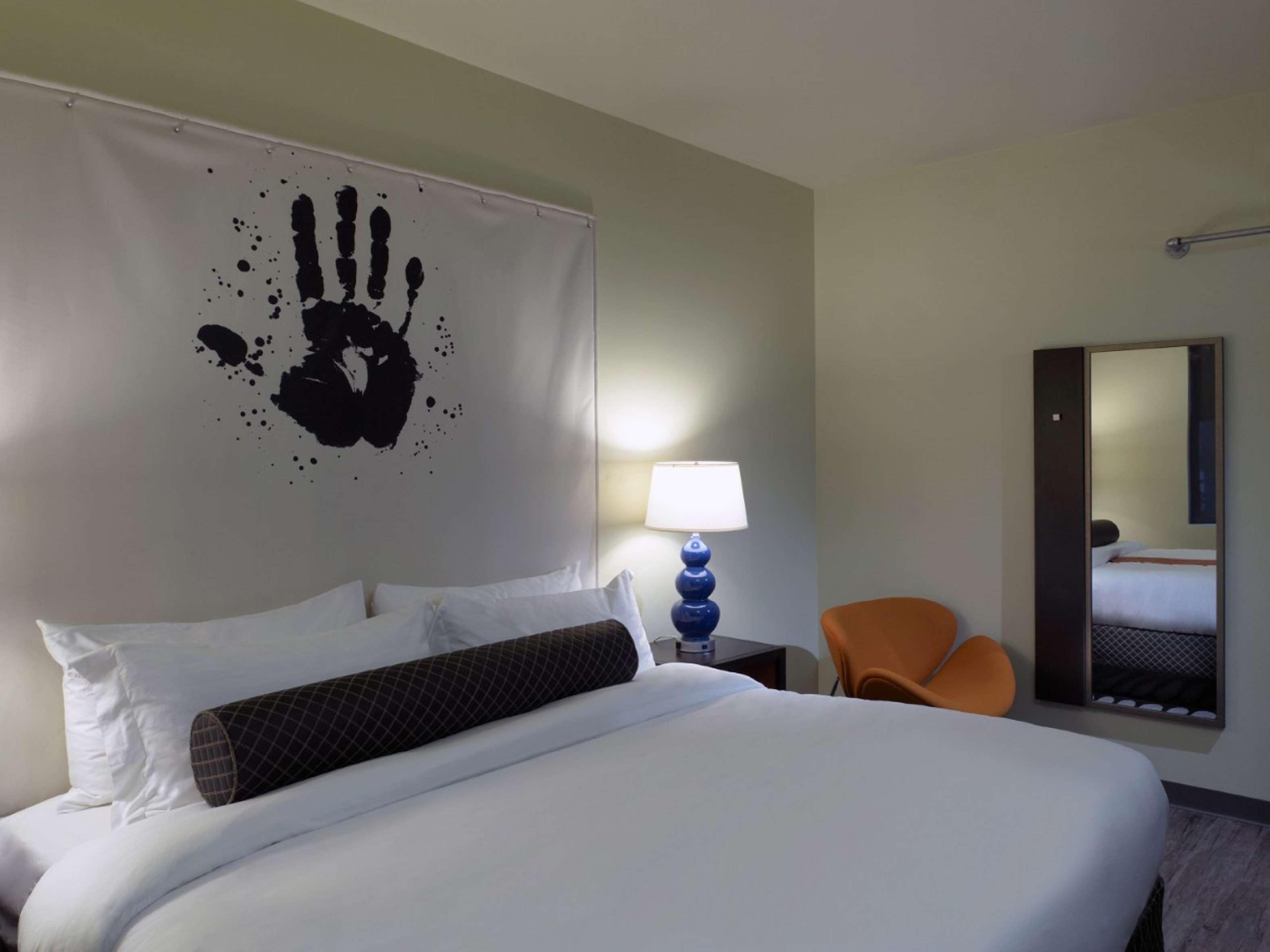 SUITE, KING BED
