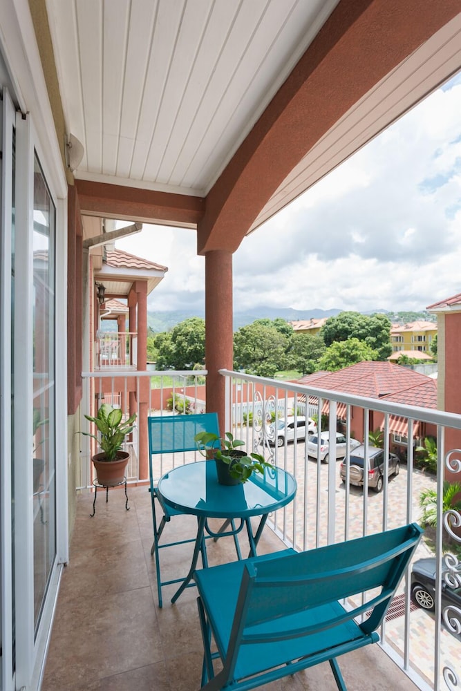 New Kingston Guest Apt At Fairway 11/24