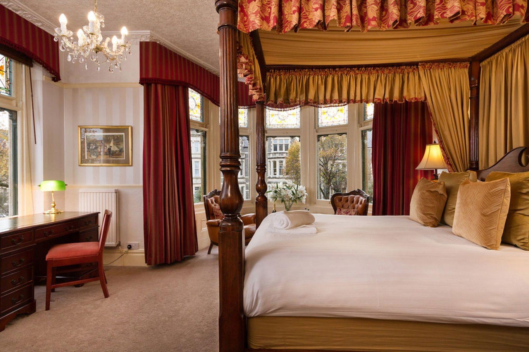 Four Poster, Suite, Queen Bed