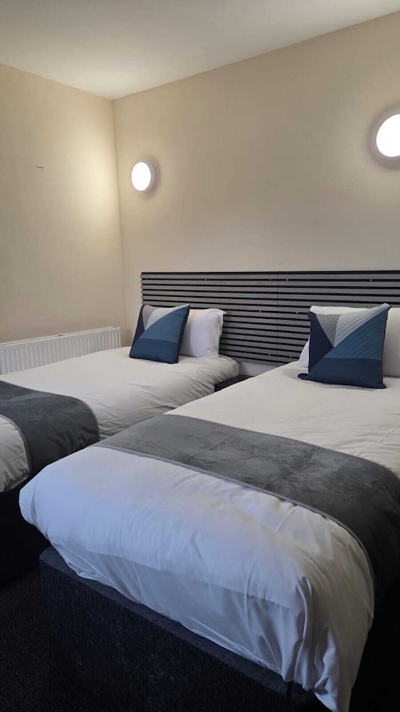 Devonshire House Hotel 8/50