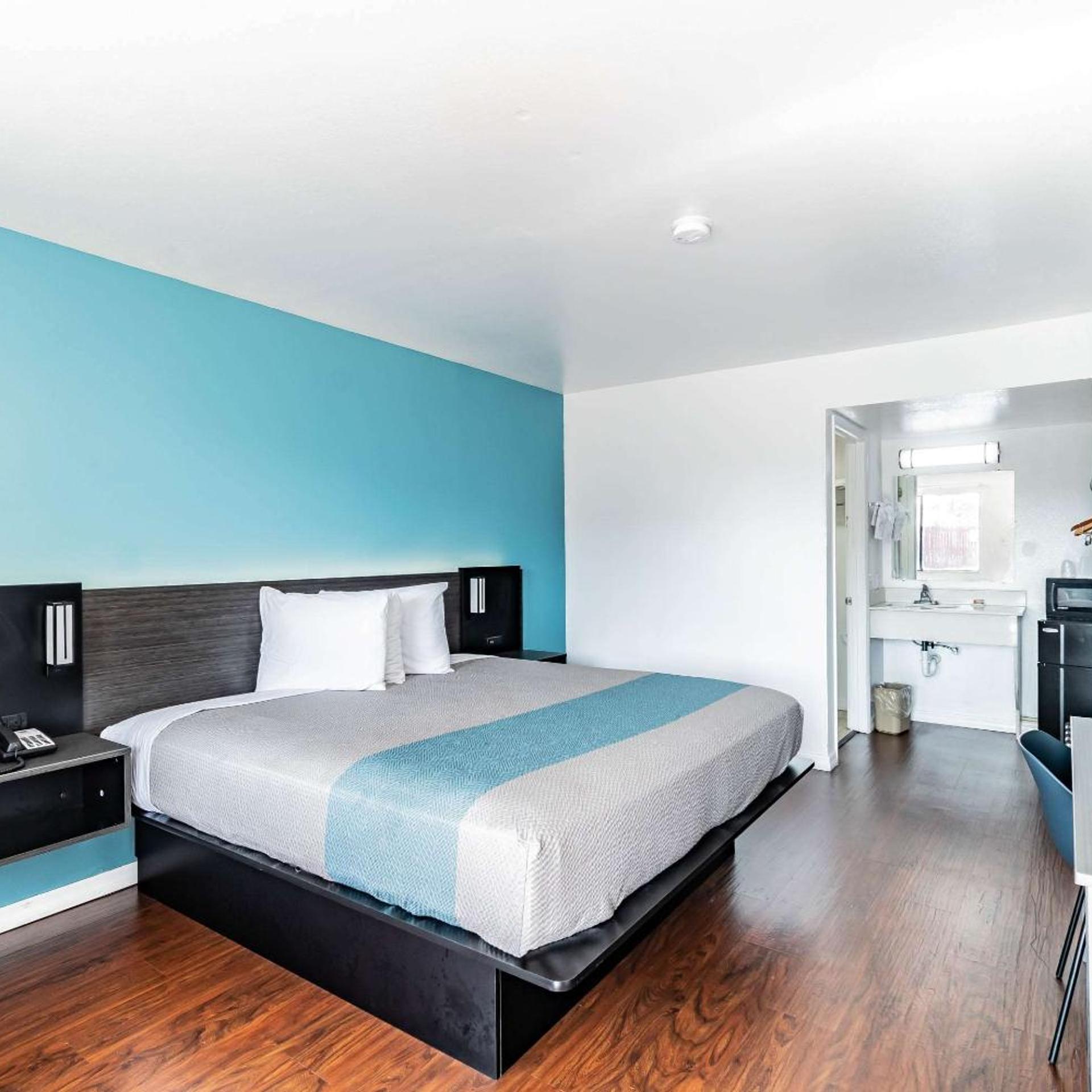 ROOM, KING BED, SMOKING