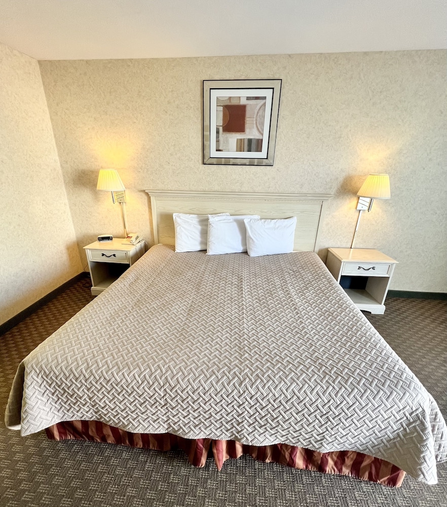 Court Plaza Inn & Suites 11/64