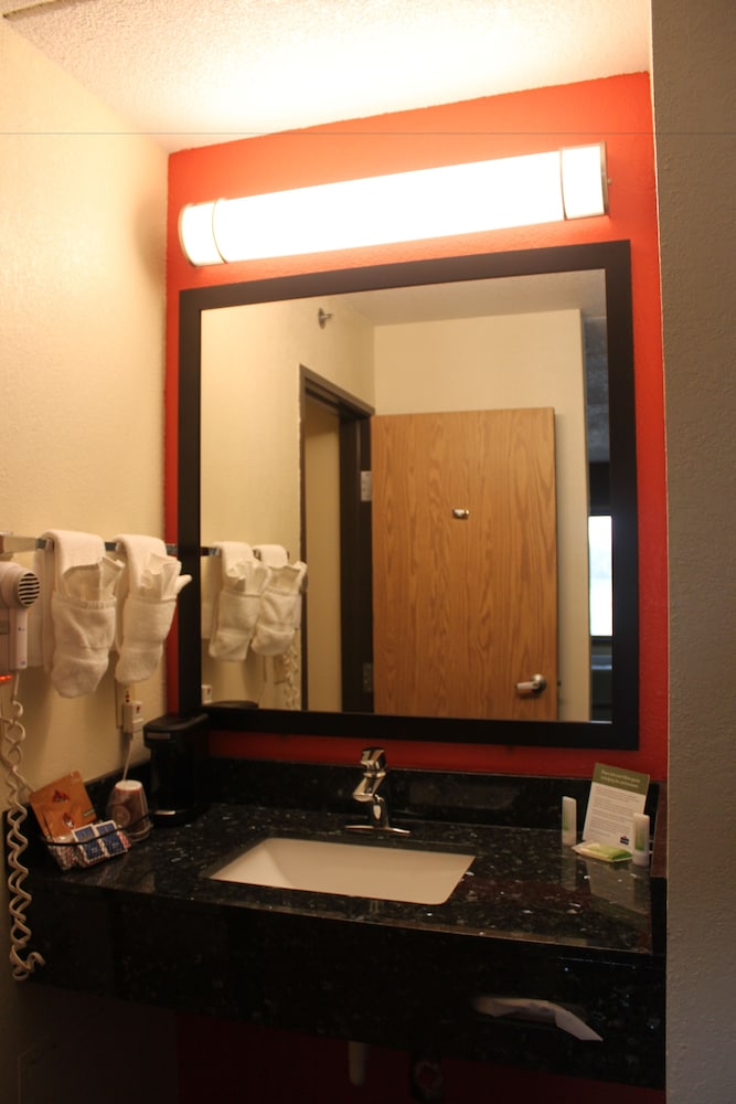 AmericInn By Wyndham West Burlington 43/45