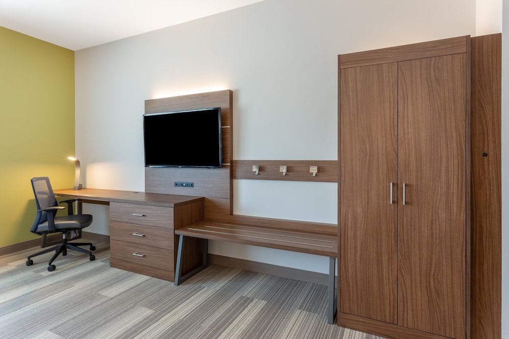 Holiday Inn Express Suites Springfield North 55/60
