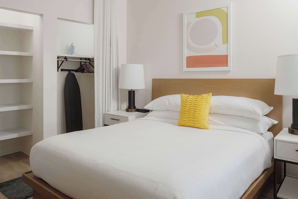 2 BEDROOMS, SUITE, BALCONY