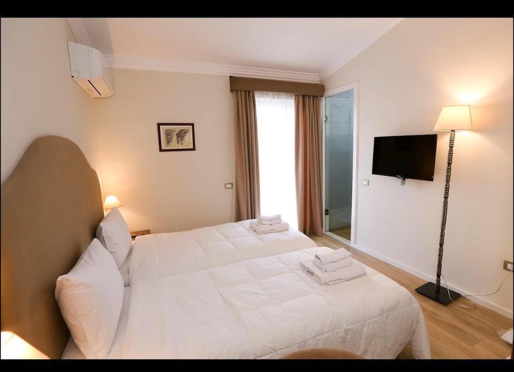 STANDARD, QUEEN BED