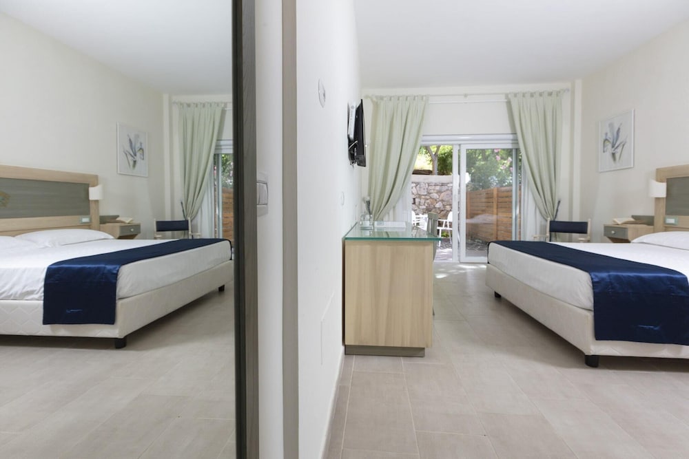 SUMMIT HOTEL 22/70