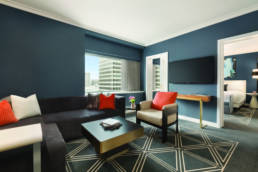 Fairmont The Queen Elizabeth 49/71