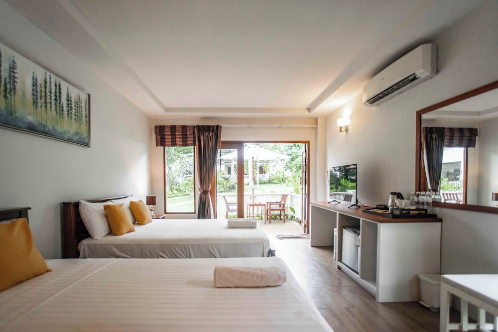 SUPERIOR, COTTAGE, QUEEN BED, GARDEN VIEW