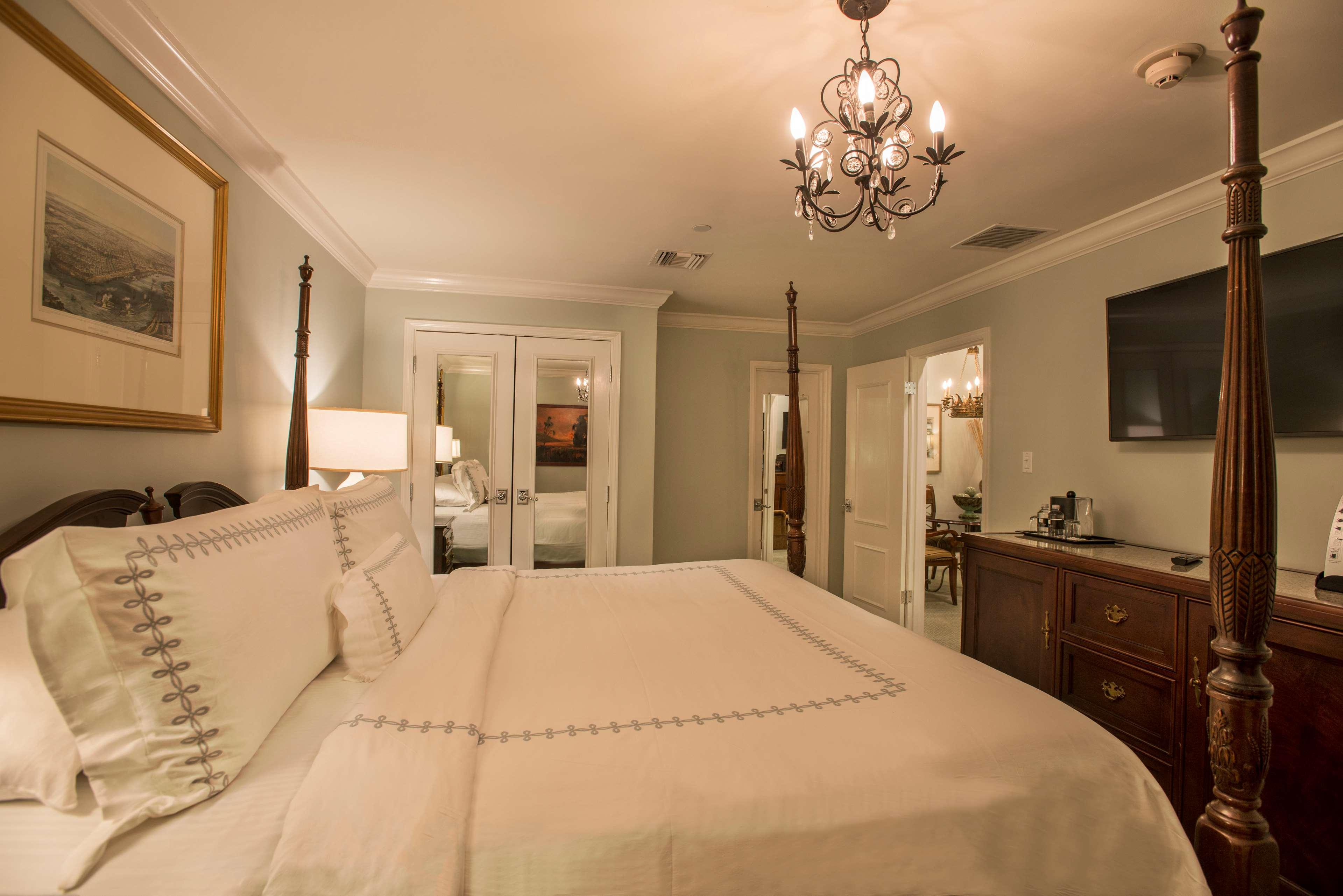 INTERIOR, SUITE