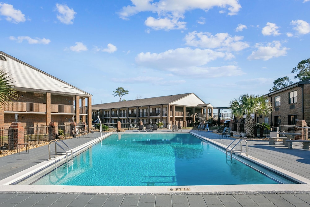 At Home Inn And Suites Pensacola 50/80