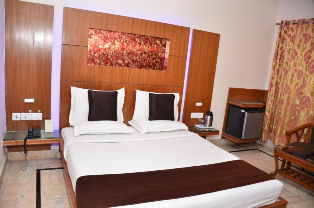 Hotel Basera Brij bhoomi 28/43