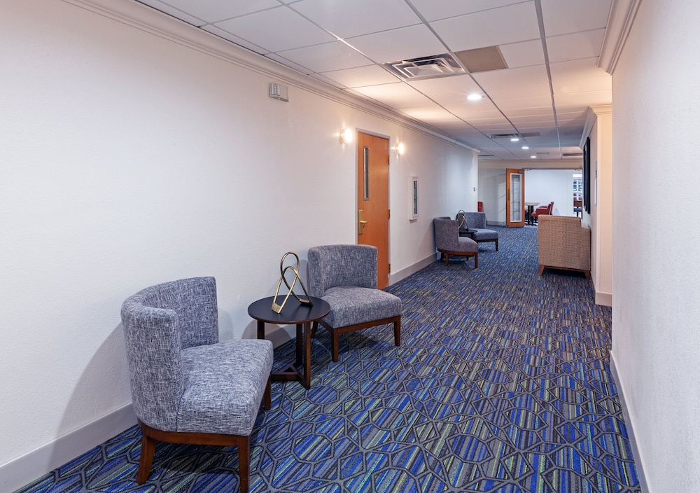 Holiday Inn Express Hotel Suites Jenks 43/72