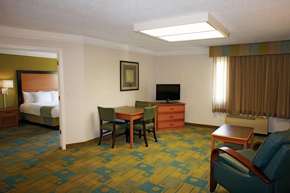 La Quinta Inn & Suites by Wyndham St. Pete-Clearwater Airpt 41/51