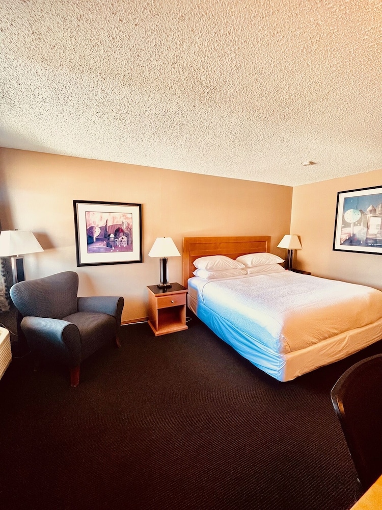 Royal Hotel 13/53