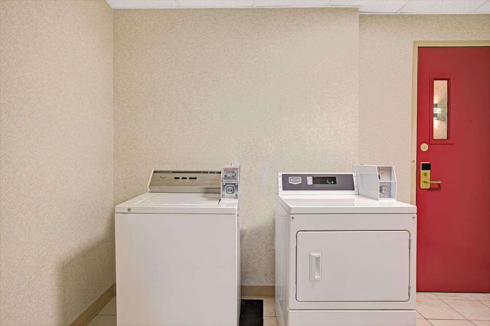 Days Inn By Wyndham Parsippany 13/23
